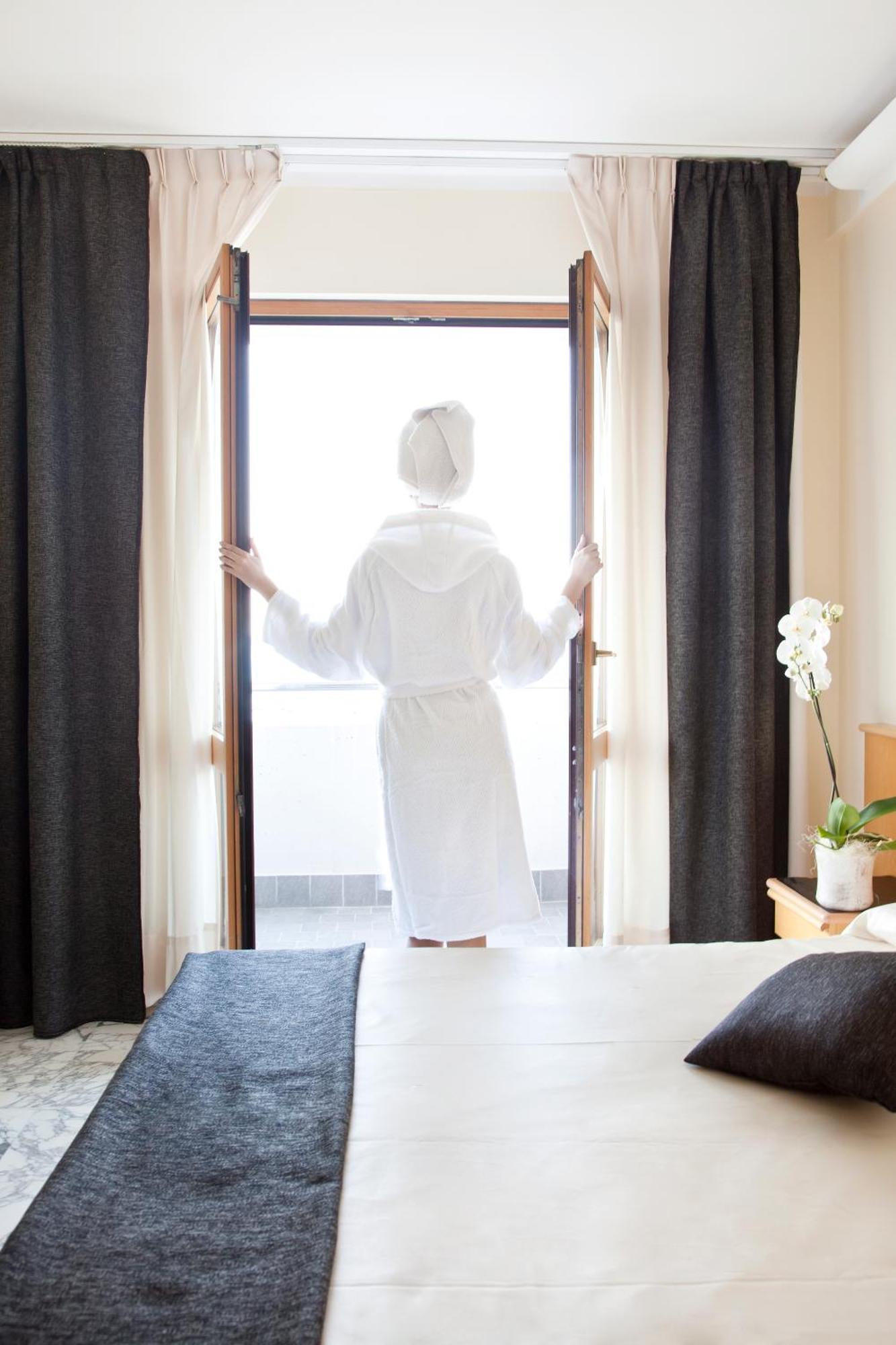 Hotel Mistral แตร์โมลิ ภายนอก รูปภาพ
