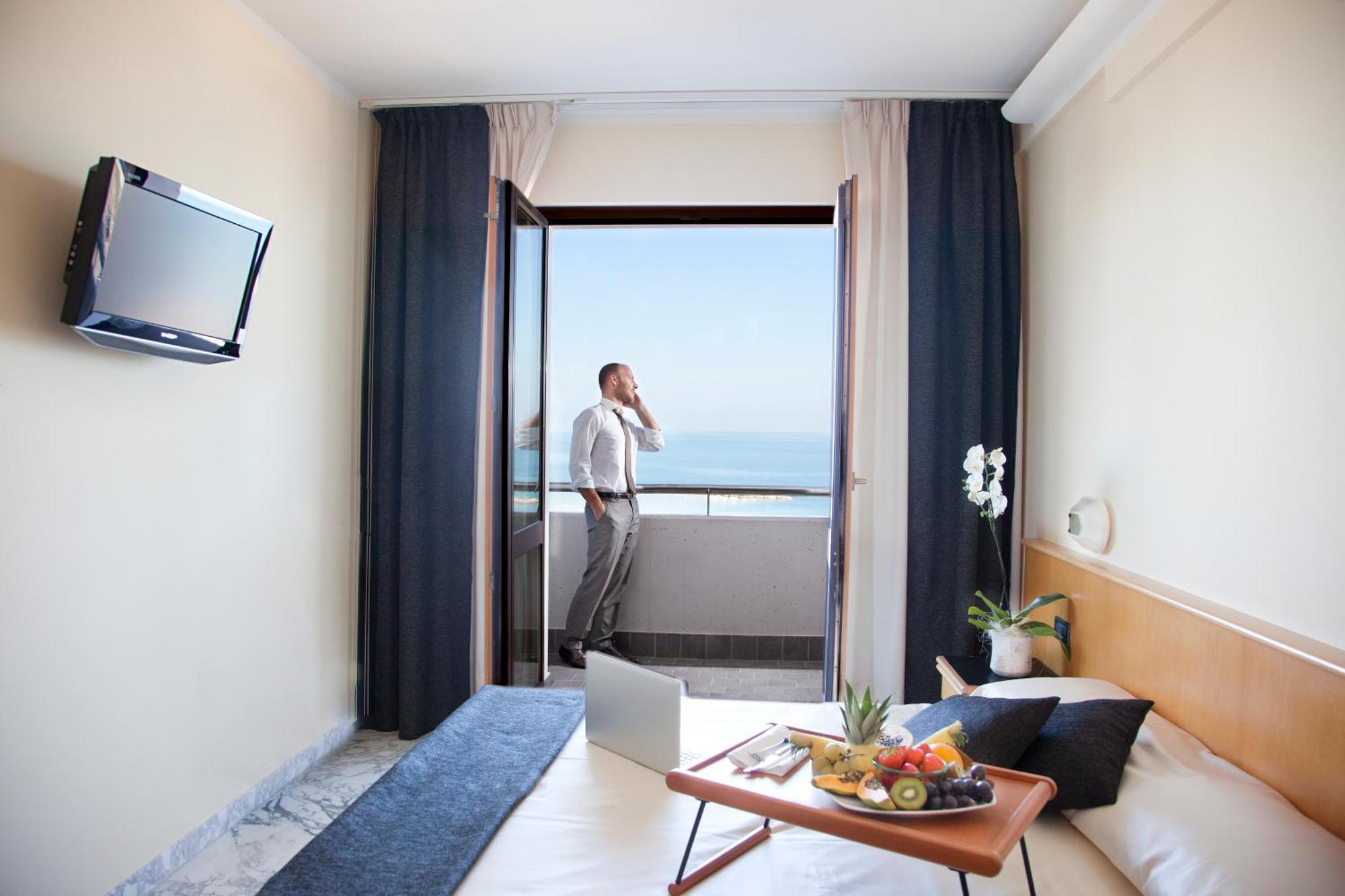 Hotel Mistral แตร์โมลิ ภายนอก รูปภาพ