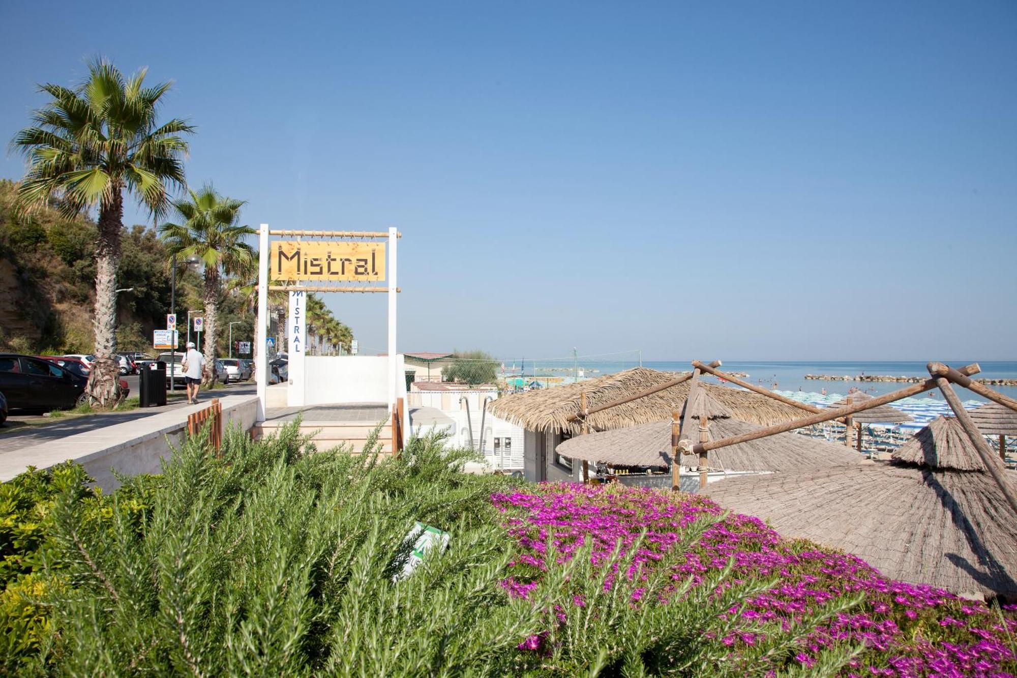 Hotel Mistral แตร์โมลิ ภายนอก รูปภาพ