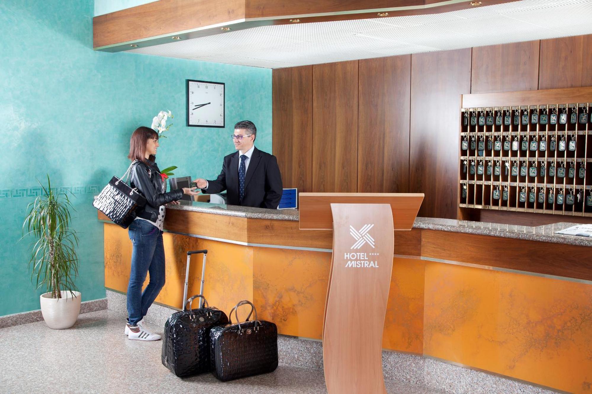 Hotel Mistral แตร์โมลิ ภายนอก รูปภาพ