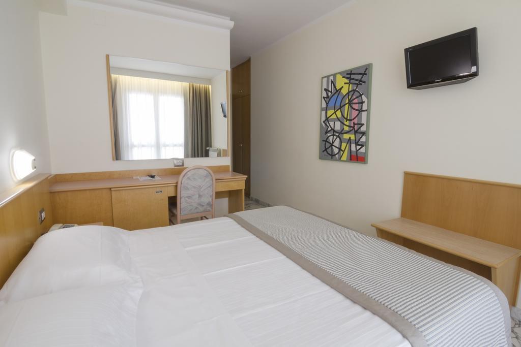 Hotel Mistral แตร์โมลิ ภายนอก รูปภาพ